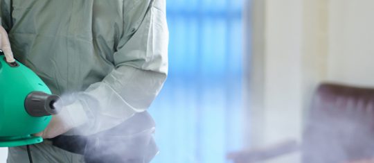 Nettoyage de bureaux contre le coronavirus